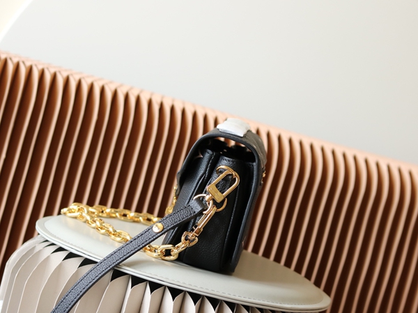 ルイヴィトンバッグ背面デザイン